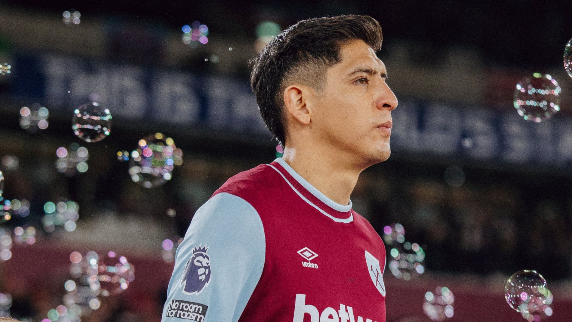 Edson Álvarez ingresando a un partido del West Ham. (X: @WestHamEspanol)