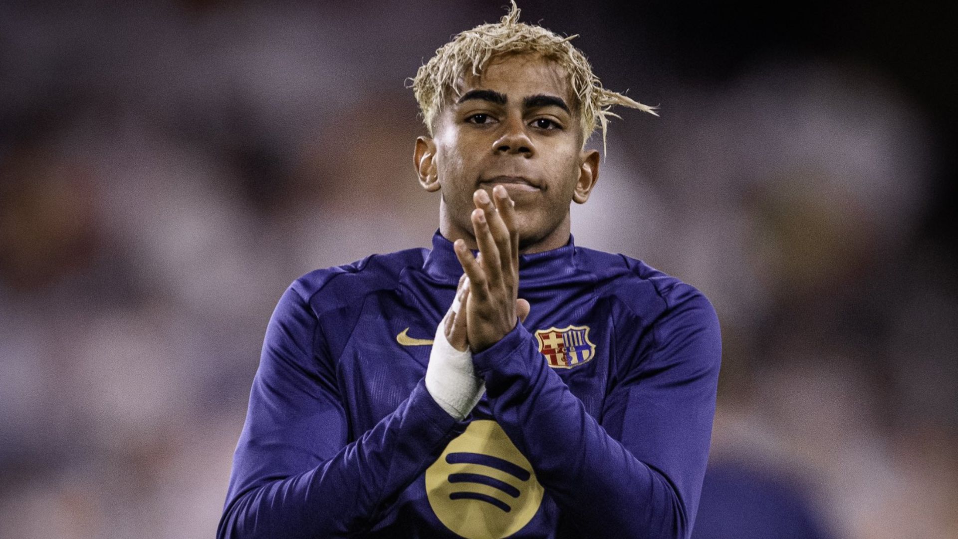 Lamine Yamal calentando para la final de la Copa del Rey.