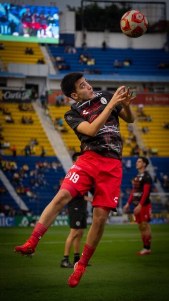 Gilberto Mora contra el Club América