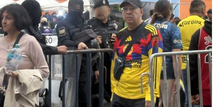 Policías en la mira por cobros a la afición del Club América