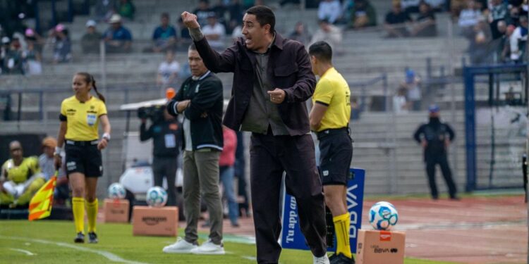 Efraín Juárez dirigiendo