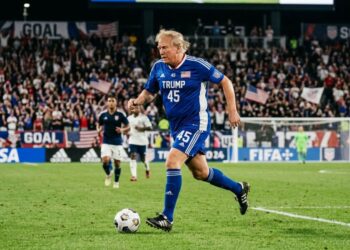 Donald Trump jugando soccer