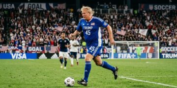 Donald Trump jugando soccer