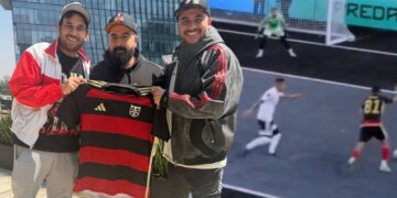 El debut de Álvaro Morales como director técnico fue impactante. Descubre cómo Peluche Caligari enfrentó a Los Aliens en su primer juego.